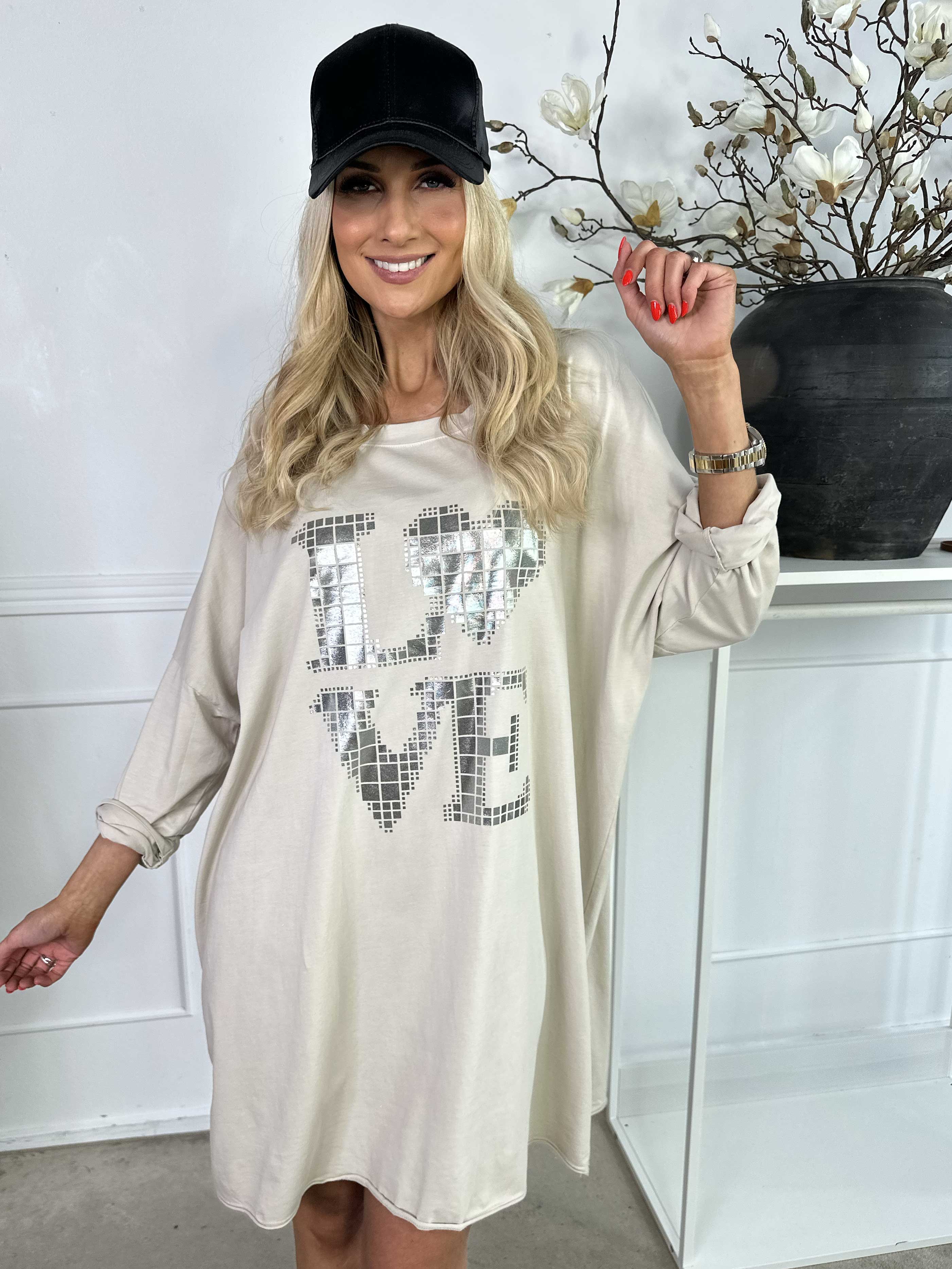 Oaklyn - Joggingklänning i mjuk bomull med silverskrift på framsidan